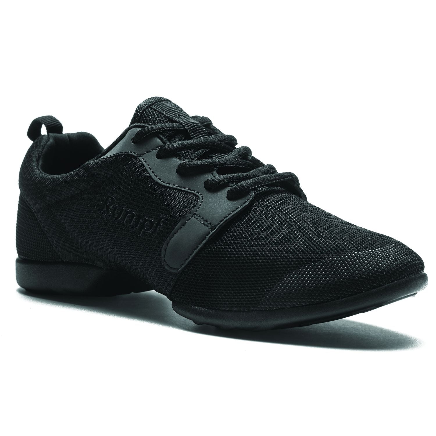 Der 1510 Mojo Sneaker von Rumpf in Schwarz hat ein strukturiertes Muster und Schnürsenkel auf einem weißen Drehpunkt Dance Sneaker-Hintergrund.